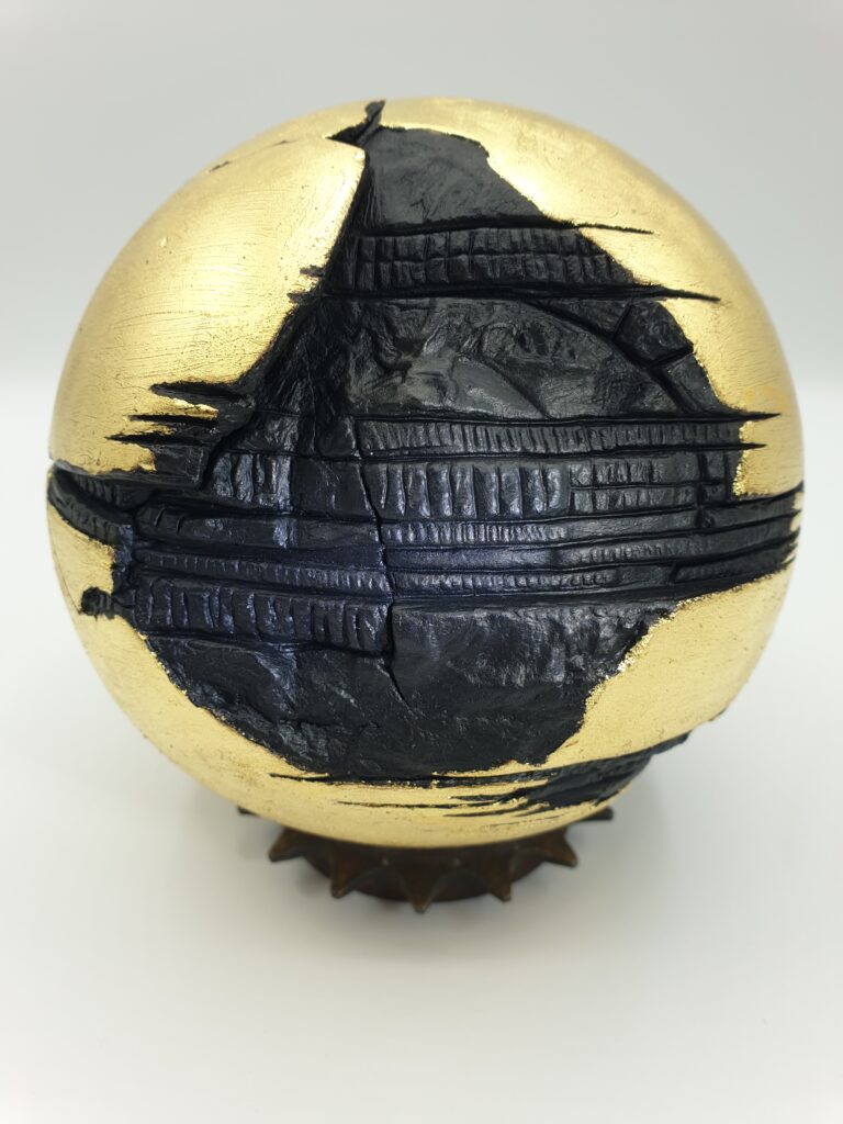 Apocalypse P-145, scultura sferica in terracotta erosa rivestita in foglia d’oro 24k con fratture e crepe che rivelano struttura architettonica interna, opera di Cristian Bertolotto.
