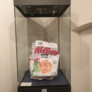 Scultura packaging Kellogg’s Corn Flakes deformato in plastica riciclata termoformata a mano esposta al Museo Casa del Conte Verde Rivoli