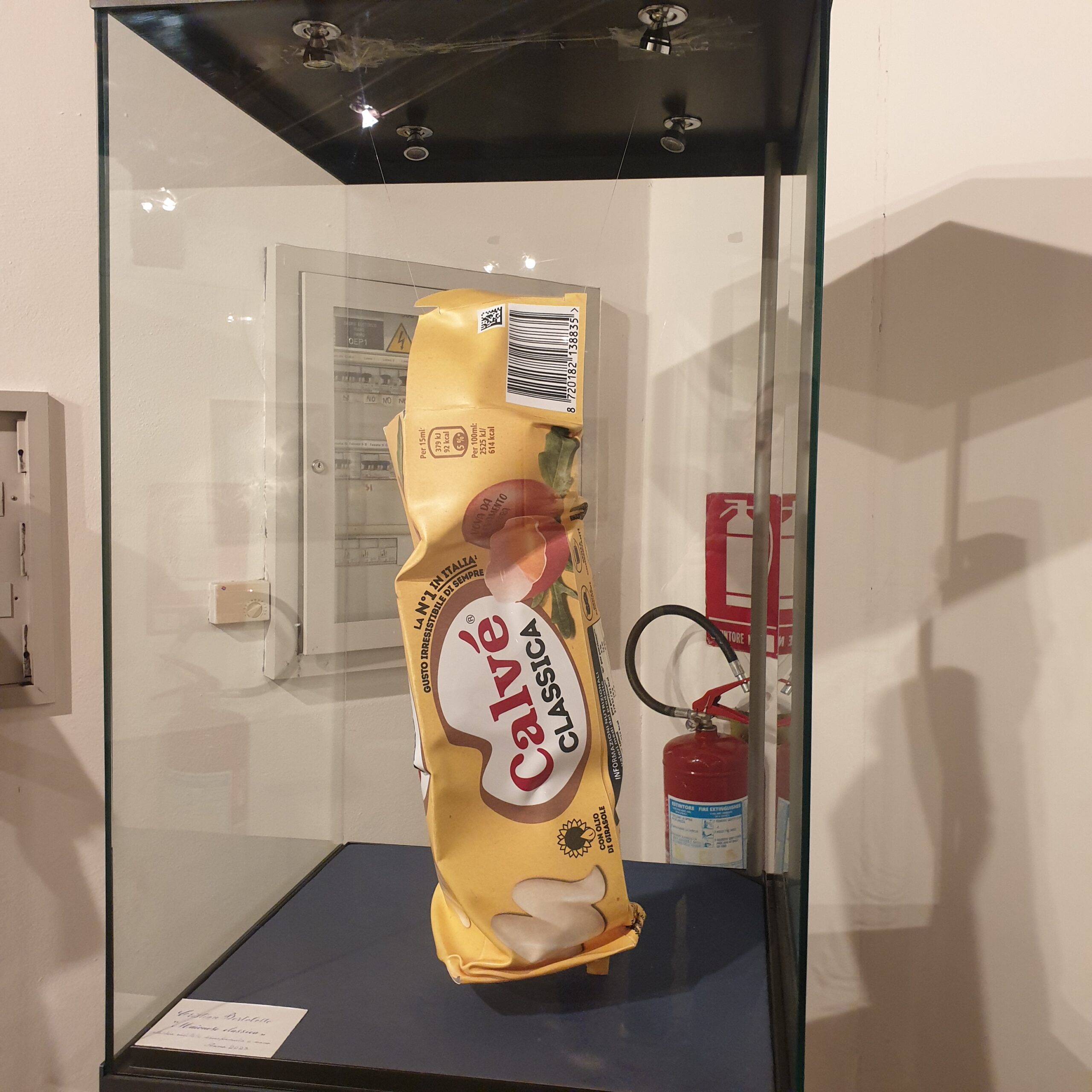 Scultura packaging Maionese Calvè deformato in plastica riciclata termoformata a mano esposta al Museo Casa del Conte Verde Rivoli