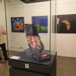 Scultura packaging Barilla spaghetti N°5 deformato in plastica riciclata termoformata a mano esposta al Museo Casa del Conte Verde Rivoli