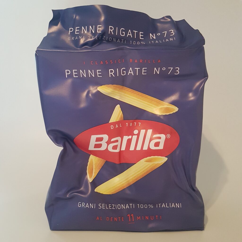 Scultura Penne Rigate N°73 Barilla vista frontale in plastica riciclata termoformata a mano con logo e pasta deformata