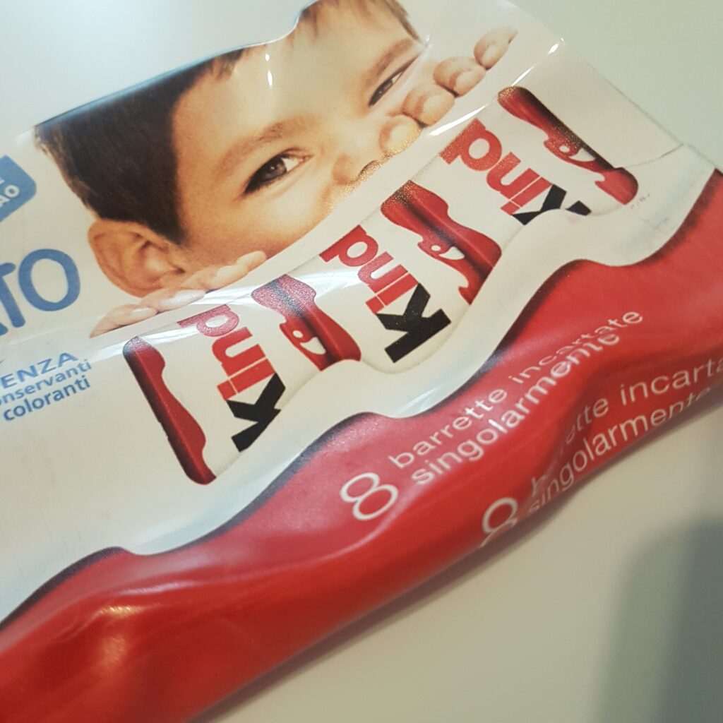 Dettaglio scultura Kinder Cioccolato con logo e grafica originale riprodotti su plastica riciclata termoformata