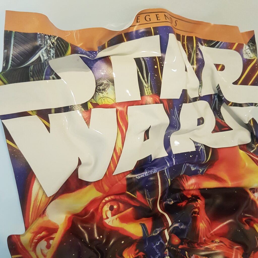 Opera di Cristian Bertolotto realizzata in plastica riciclata accartocciata che riproduce il logo Star Wars deformato, effetto tridimensionale e materico, reinterpretazione contemporanea del fumetto come reperto del futuro