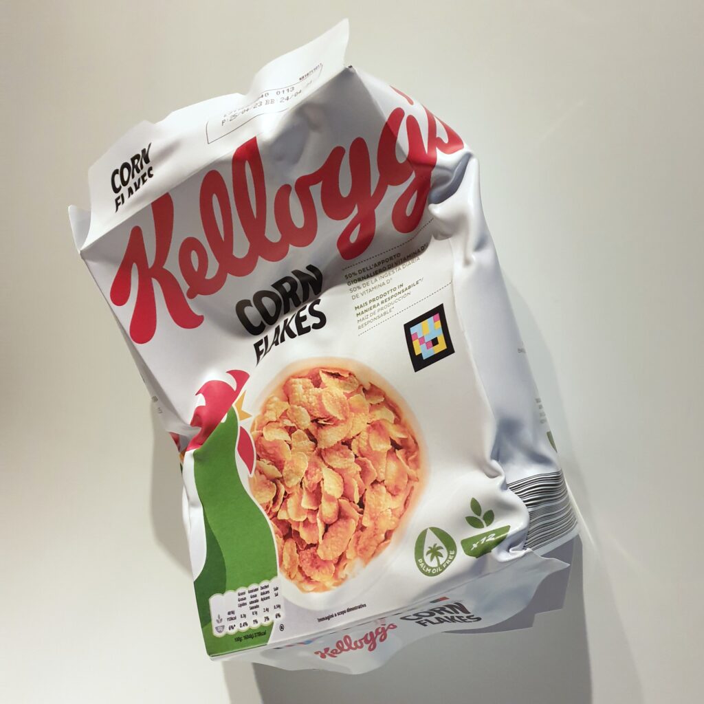 Cristian Bertolotto, Kellogg’s Corn Flakes, vista prospettica dell’opera in plastica riciclata accartocciata, scultura contemporanea che trasforma il packaging industriale in testimonianza visiva della società dei consumi e dell’impatto ambientale