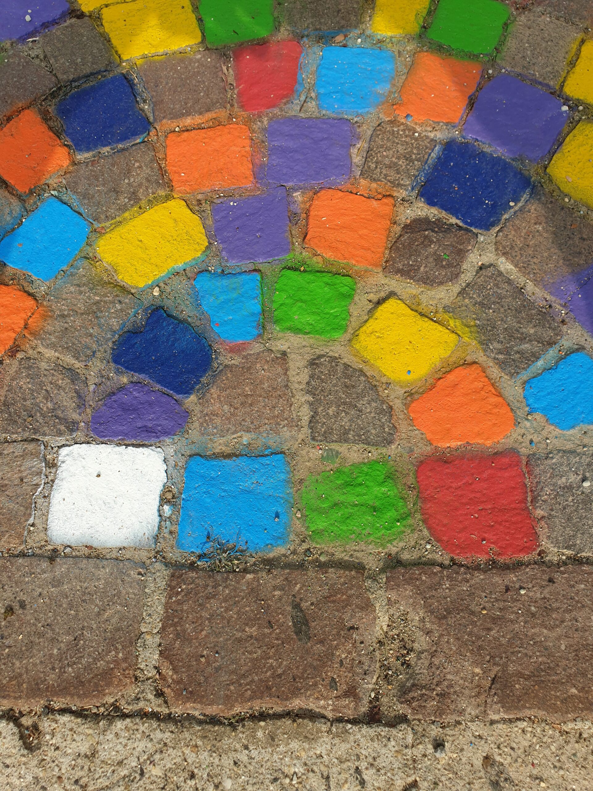 Opera di Land Art “Meditaçion” a Monticello d’Alba (CN), installazione di land art con sanpietrini colorati a spirale, percorso simbolico tra dimensione spirituale e materiale, arte ambientale contemporanea con geometrie circolari e colori vibranti.