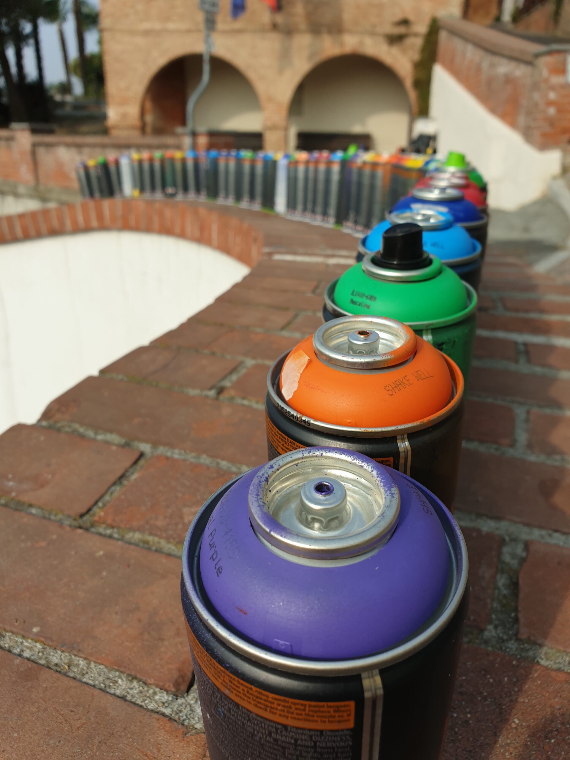 Opera di Land Art “Meditaçion” a Monticello d’Alba (CN), installazione di land art con sanpietrini colorati a spirale, percorso simbolico tra dimensione spirituale e materiale, arte ambientale contemporanea con geometrie circolari e colori vibranti.